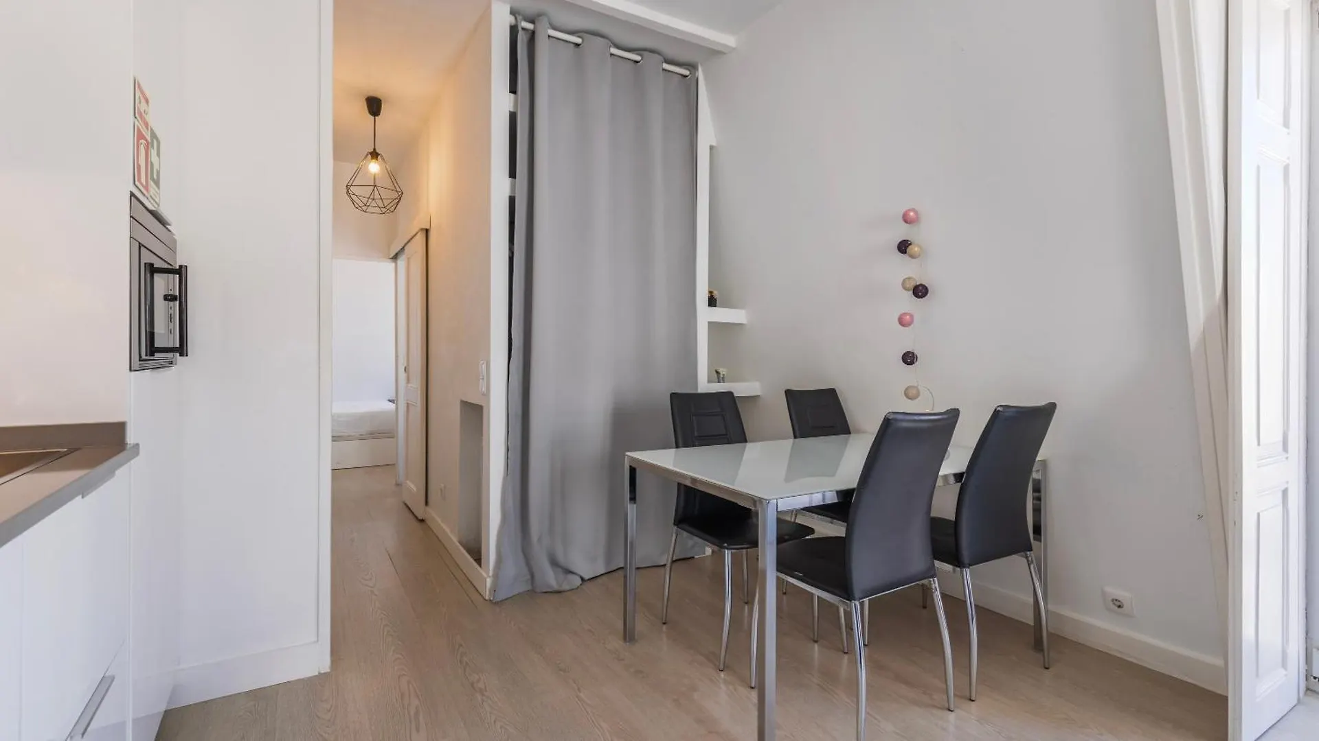 Classic Topfloor Apartment By Lovelystay Lissabon Portugal