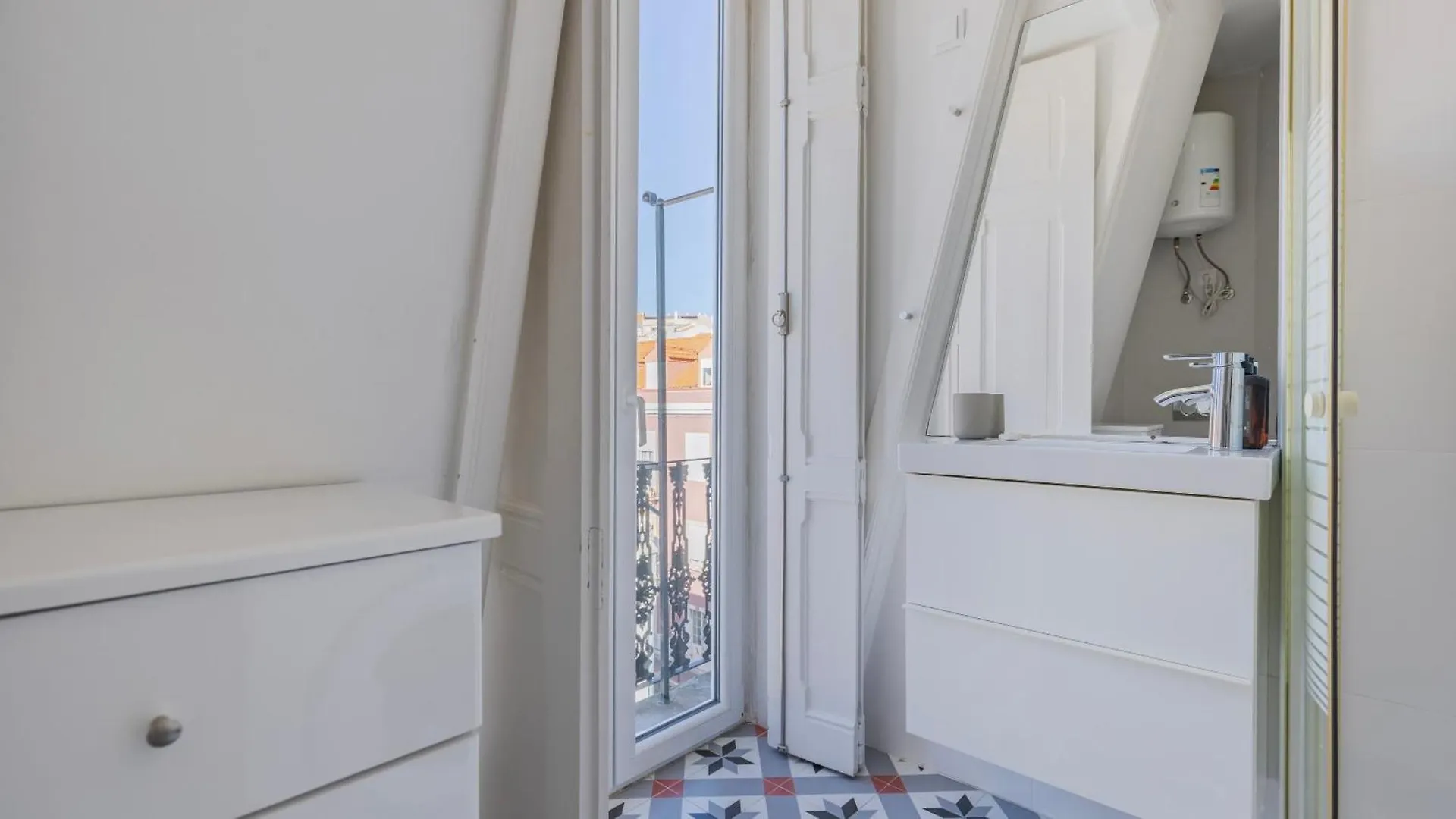 Classic Topfloor Apartment By Lovelystay Lisboa 0*,  Portugal